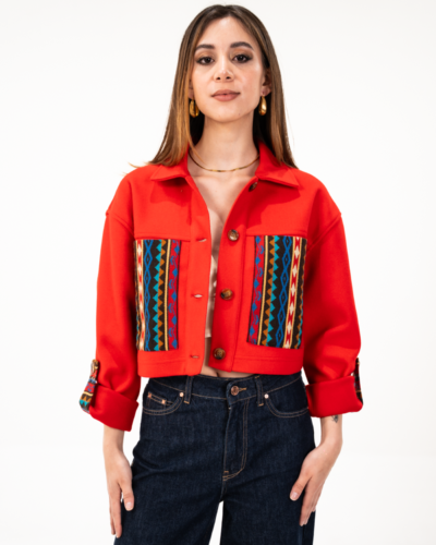 Chaqueta Corta Roja con Bolsillos Tejidos